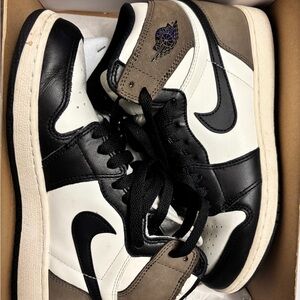 Nike Women's Black and White Sneakers